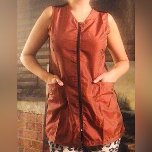 Brick sleeveless stylist vest with front zipper pockets and mesh back